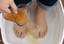 გაგათავისუფლებთ ტკივილისგნ 20 წუთში! ფეხის აბაზანა მარილით და ვაშლის ძმრით – დასვენების საუკეთესო საშუალება მძიმე დღის შემდეგ!