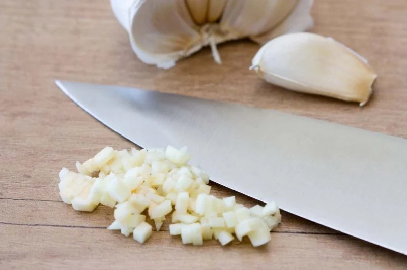 minced garlic next to knife 800x532 1
