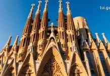 ბარსელონა: ქალაქი, სადაც ხელოვნება და ზღვა ერთმანეთს ხვდება – სრული გზამკვლევი ბარსელონას საგრადა ფამილიას (Sagrada Familia) ტაძრის ფასადი და გუმბათები, მზის შუქზე