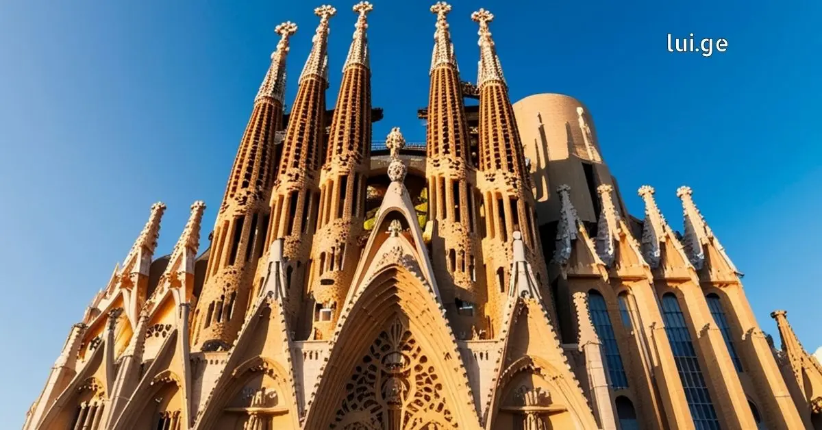 barselona 2026 ბარსელონას საგრადა ფამილიას (Sagrada Familia) ტაძრის ფასადი და გუმბათები, მზის შუქზე